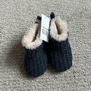 Infant cozy winter booties 0-3 months